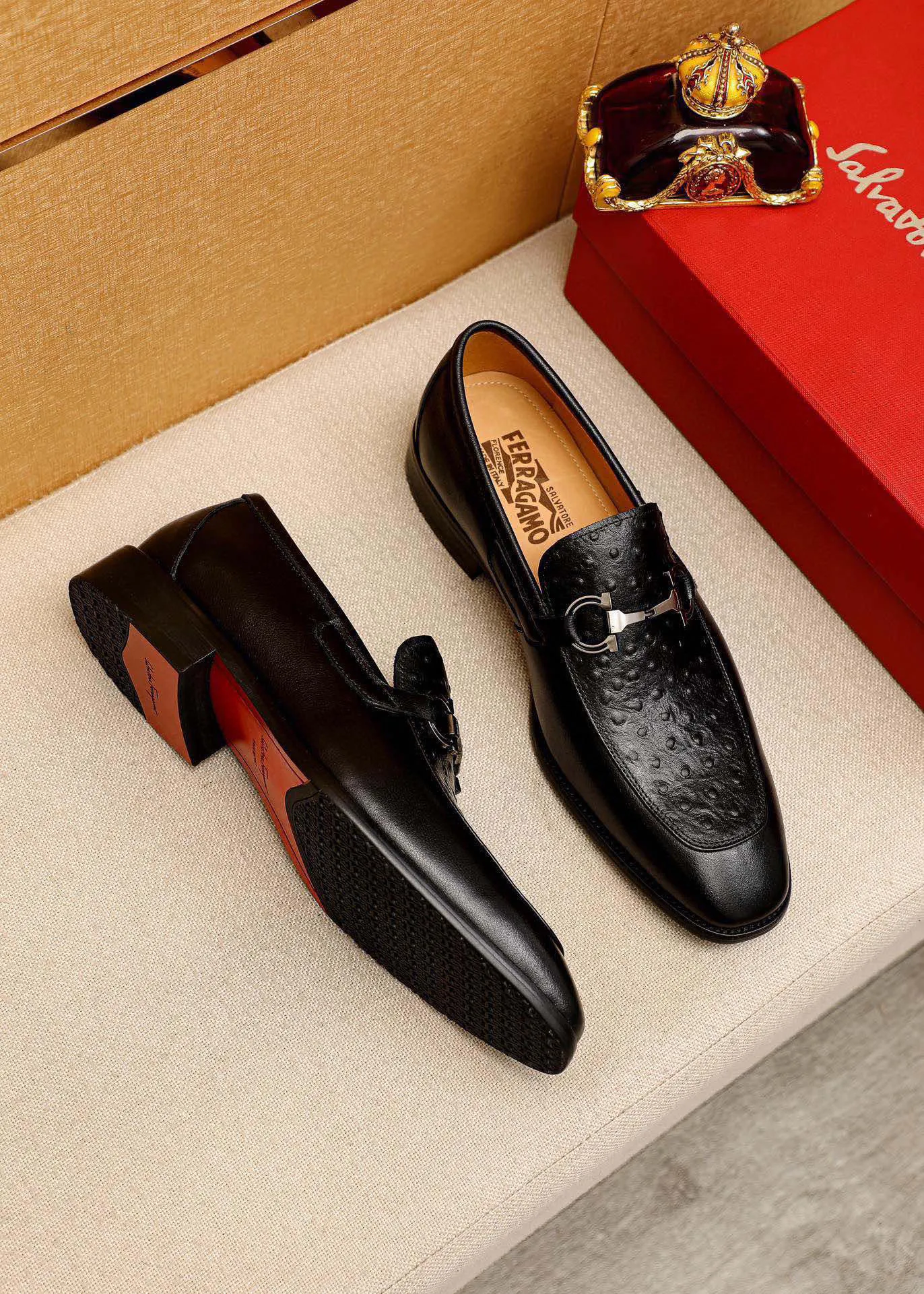 Men's shoes 💰460 💐 Product trademark: Ferragamo "Ferragamo" casual leather shoes Regular size: 38-44 (custom-made for 45🉑️) Product materials: Selected imported first-layer calfskin embossed upper + original hardware buckle, imported water-dyed cowhide leather lining. Strong three-dimensional visual effect, combined outsole Color: 1⃣️color optional